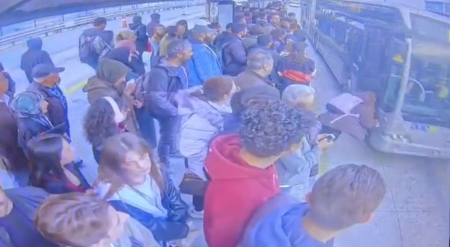 Metrobüs durağında korkutan anlar: Bayılan kız metrobüsün önüne düştü