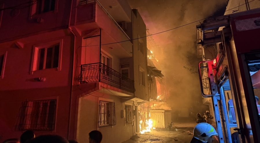 Bursa'da iki binayı saran yangın söndürüldü