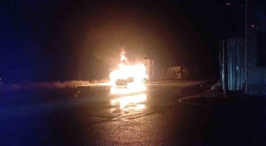 Park halindeki araç alev topuna döndü, geriye hurda kaldı