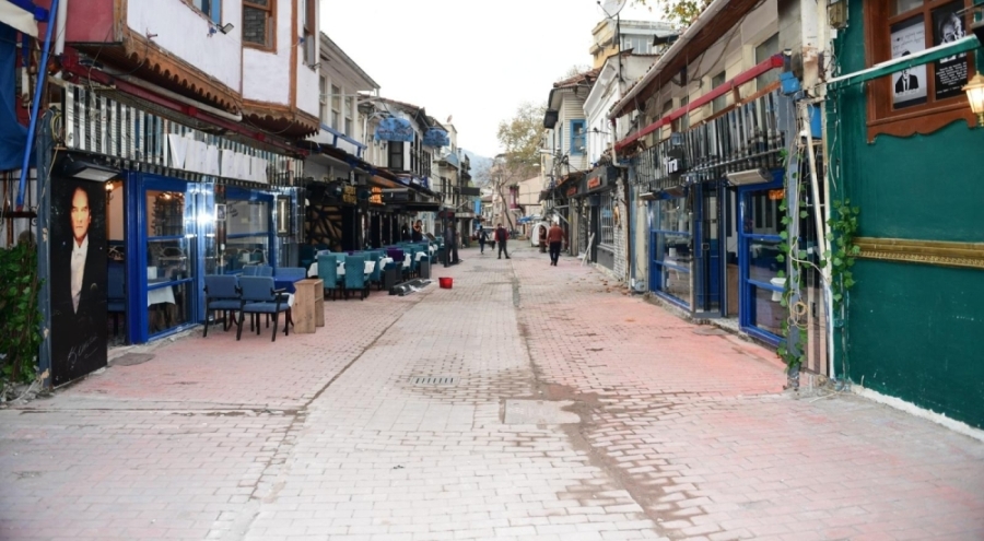 Osmangazi Belediyesi, Tarihi Arap Şükrü Sokağı'nı kaçak eklentilerden arındırdı