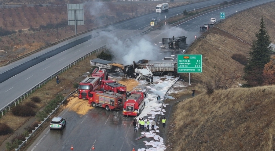 3 TIR birbirine girdi! Otoyol trafiğe kapatıldı
