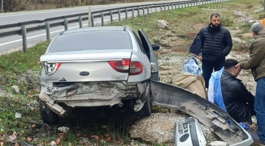 Bursa'da kontrolden çıkan otomobil bariyerlere çarpıp refüje girdi; 2 kişi yaralı