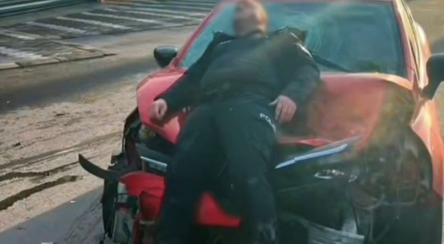 Polis memuruna çarpıp fotoğrafını paylaştı! Sebebi herkesi şaşkına çevirdi