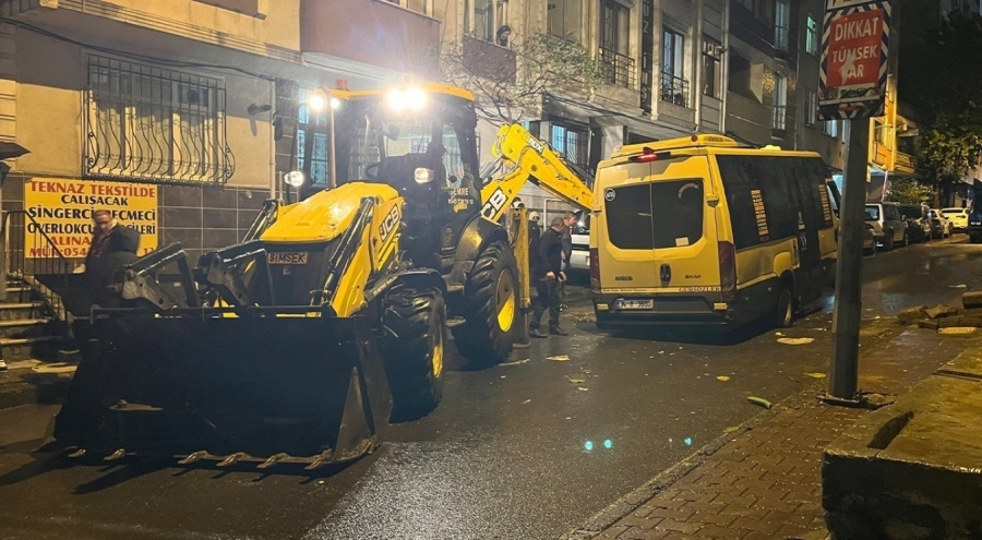 İstanbul Küçükçekmece'de minibüs yağmur sonrası çöken yola düştü