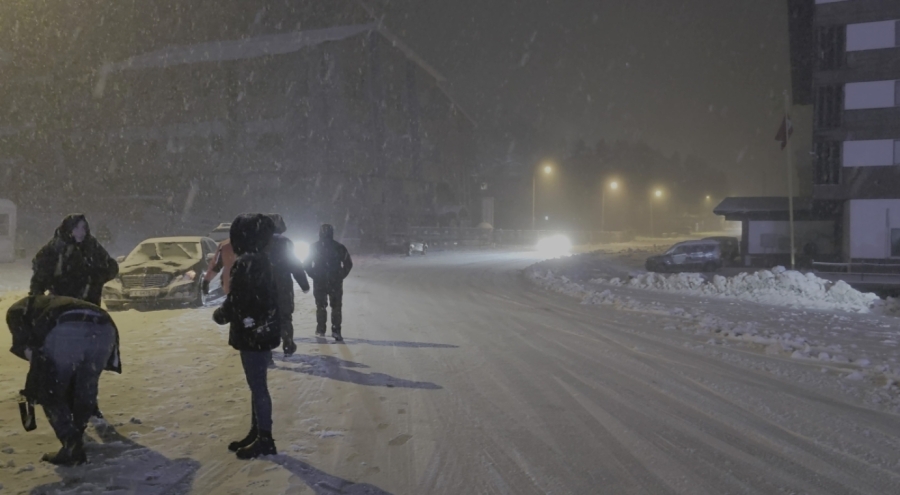 Bursa Uludağ'da yoğun kar var...Ekipler yolların kapanmaması için aralıksız çalışıyor