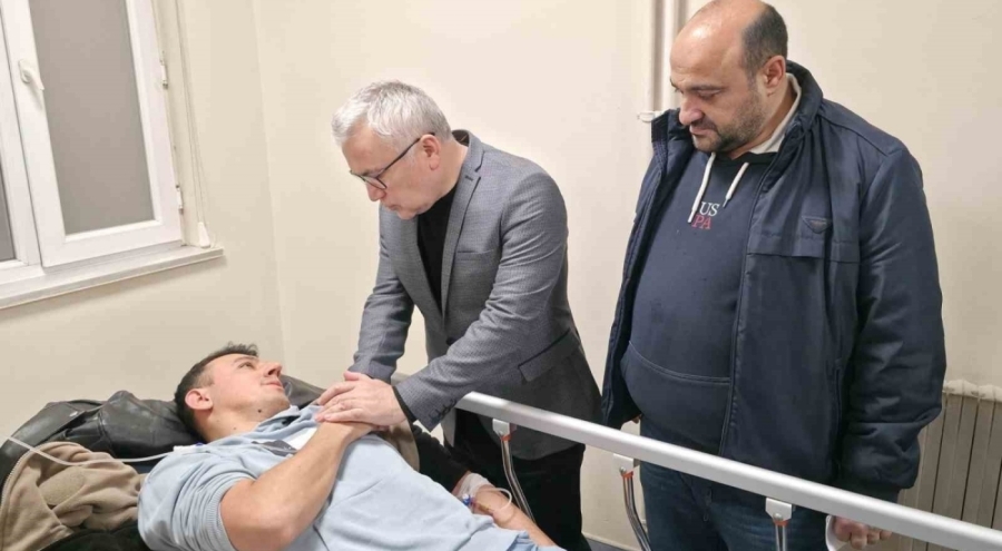 Sivas Valisi Şimşek, cezaevi otobüsü kazasının ardından yaralıları ziyaret etti