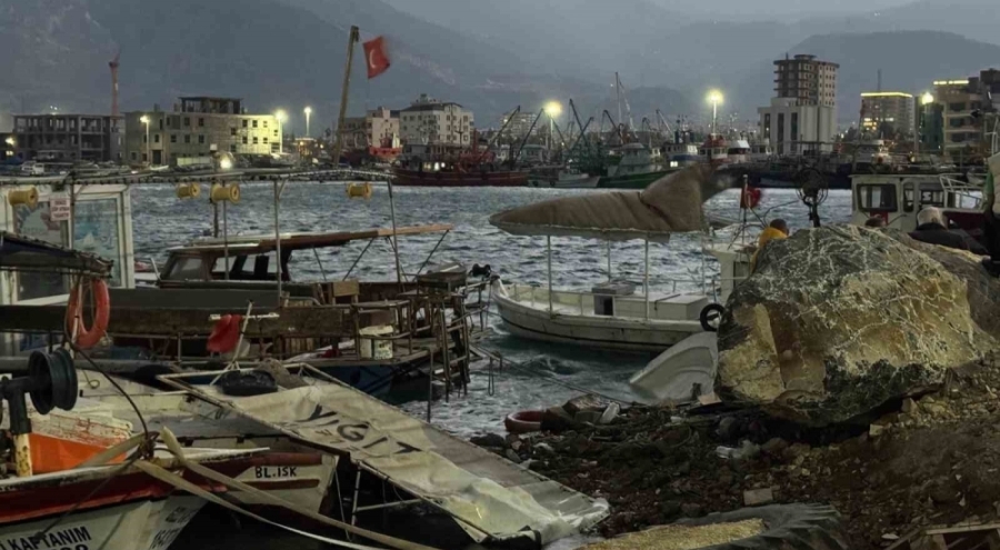 Hatay'da fırtınanın nedeniyle 5 tekne ve 1 yat alabora oldu