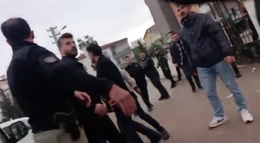 İntihar olayını haber yapan gazetecileri polisler darbetti