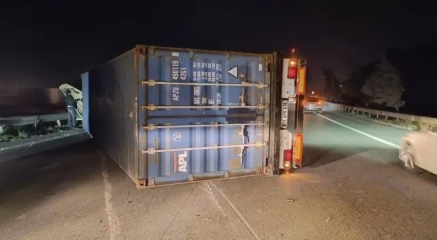 Fırtına ağaçları devirdi, çatıları uçurdu!