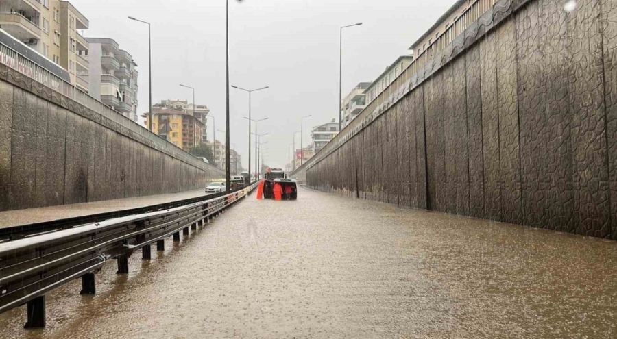 Antalya'da sağanak yağış trafiği felç etti