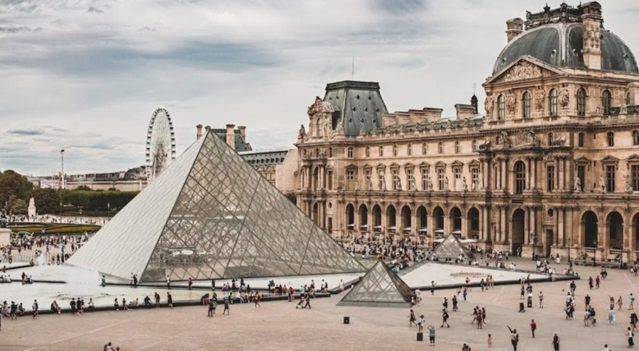Louvre Müzesi'nde 400 antik eser hasar gördü!