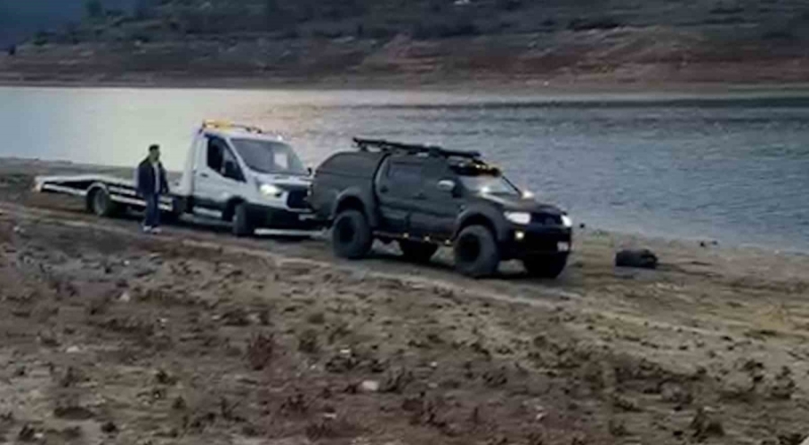 Bolu'da çamura saplanan oto kurtarıcıyı pikap kurtardı