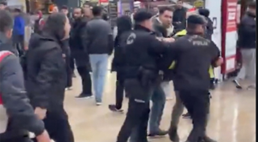 Şirinevler'de "Asgari ücret en az 2 katına çıkartılsın" bildirisi dağıtan 2 kişiye gözaltı