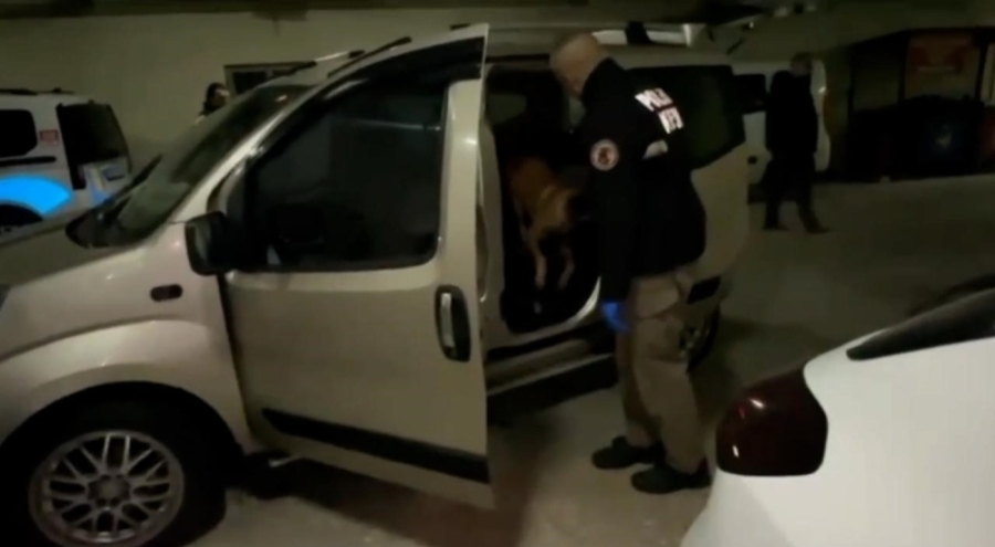 Arabaya zulalanmış uyuşturucuyu 'Pako' buldu