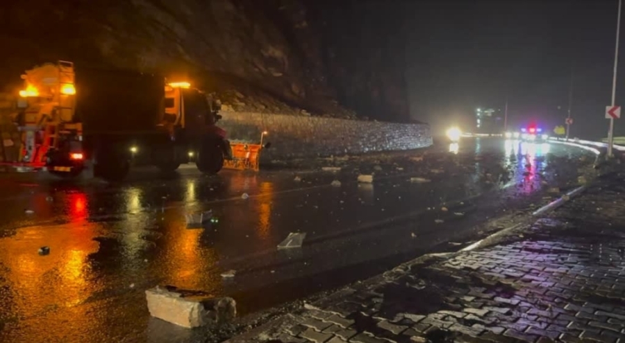 Hakkari'de yola düşen kaya parçaları ekiplerce temizlendi