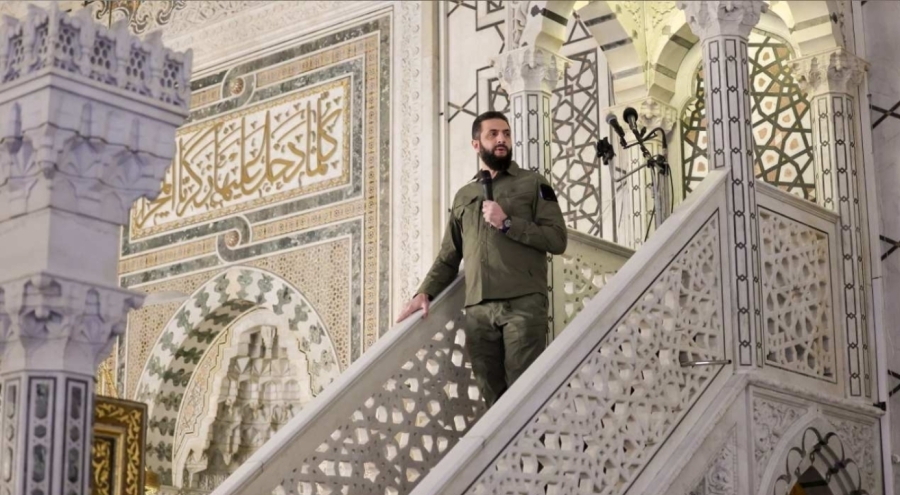 Şara askeri kıyafetle namaz kıldırdı