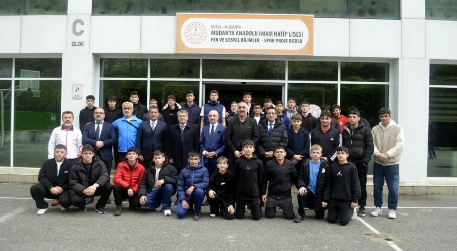 Bursa'da şampiyon güreşçilere destek sözü