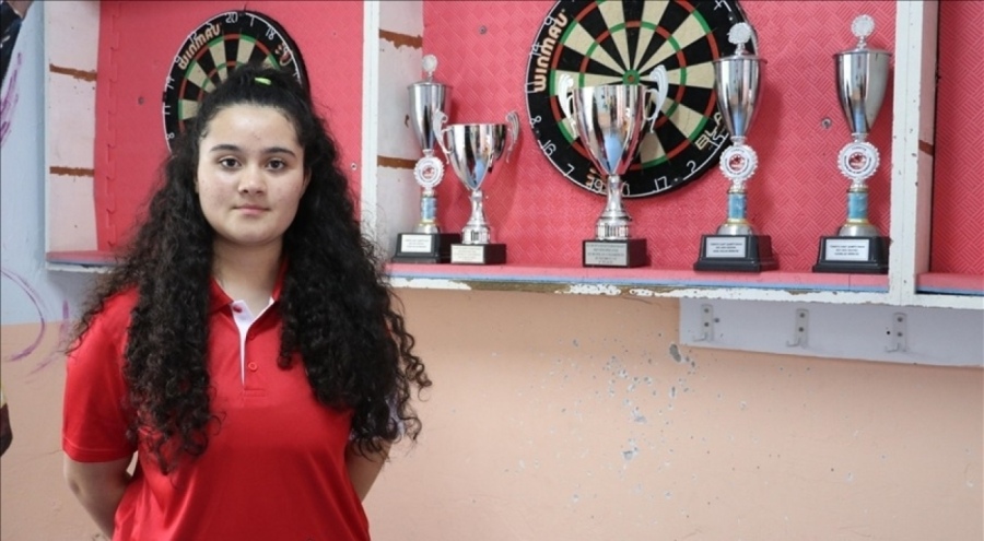 Milli dartçı Zehra Gemi, İngiltere'de şampiyon oldu