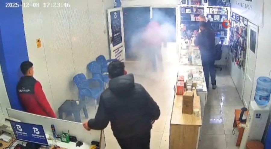 Cep telefonu tamir sırasında alev aldı