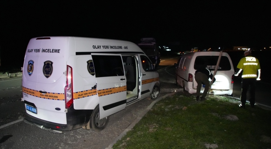 Edirne'de kaçak göçmen taşıyan minibüs 8 kilometrelik kovalamaca sonrası yakalandı