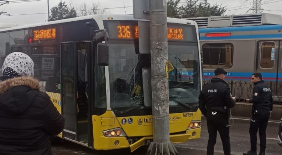 İstanbul'da İETT otobüsü kayganlaşan yolda kaza yaptı