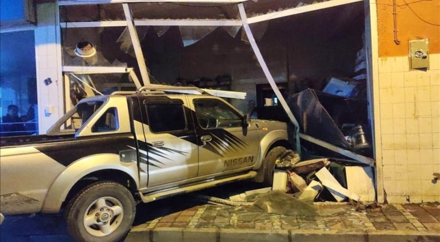 Kontrolden çıkan pikap iş yerinin deposuna girdi