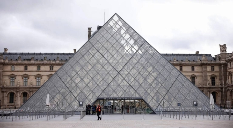 Louvre Müzesi'nde su sızıntısı: Yüzlerce kitap zarar gördü