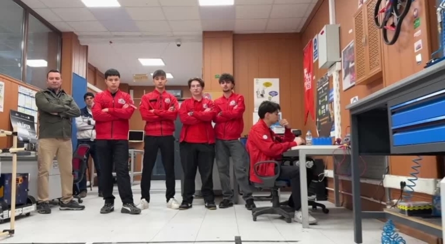 Bursa'da liselilerin geliştirdiği otonom robot "Vektör" sanayide iş yükünü hafifletecek