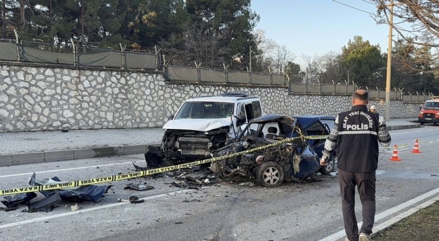 Burdur'da feci kaza: 2 ölü, 3 yaralı