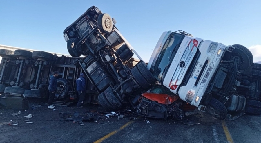 Ardahan'da iki TIR ve otomobil çarpıştı! Yol ulaşıma kapandı