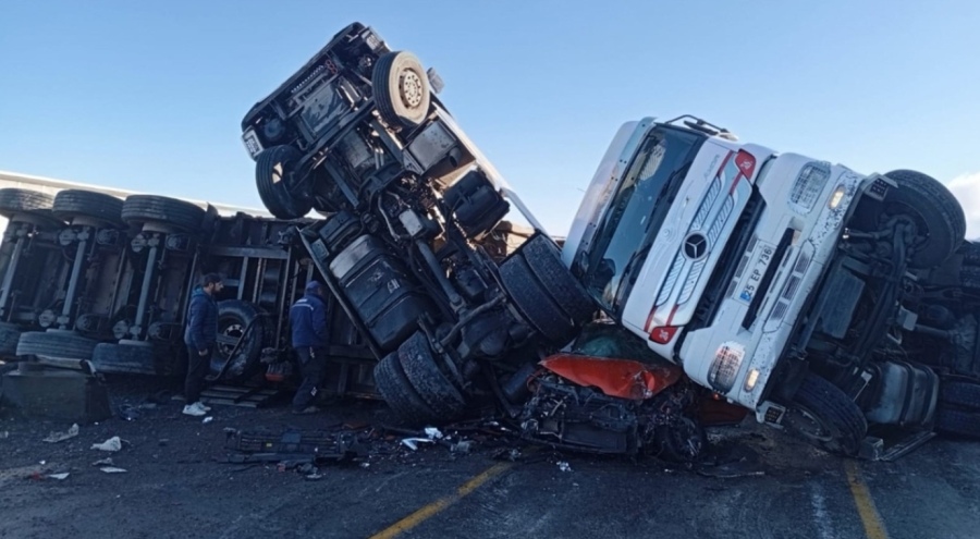 Korkunç kaza! Yol ulaşıma kapandı