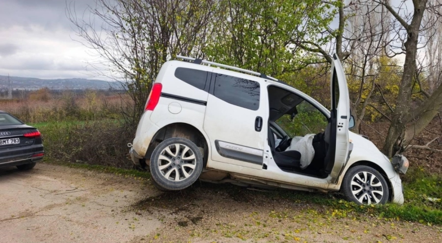Bursa'da yoldan çıkan otomobil ağaca çarptı: 2'si çocuk 4 kişi yaralandı