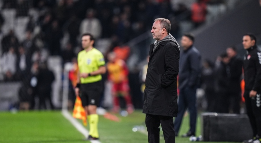 Tüpraş Stadyumu'nda istifa sesleri... Beşiktaş taraftarından Sergen Yalçın'a tepki!