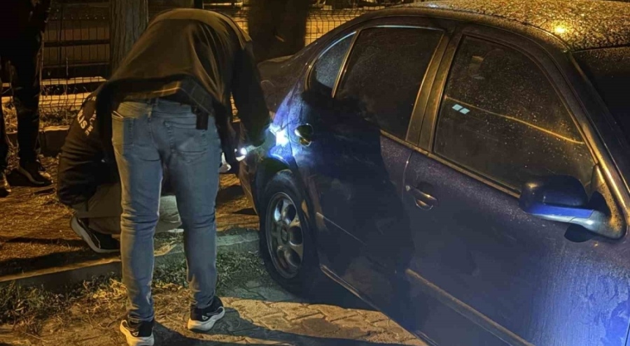 Kayseri'de aynı otoparktaki 5 otomobilin lastiğini kestiler