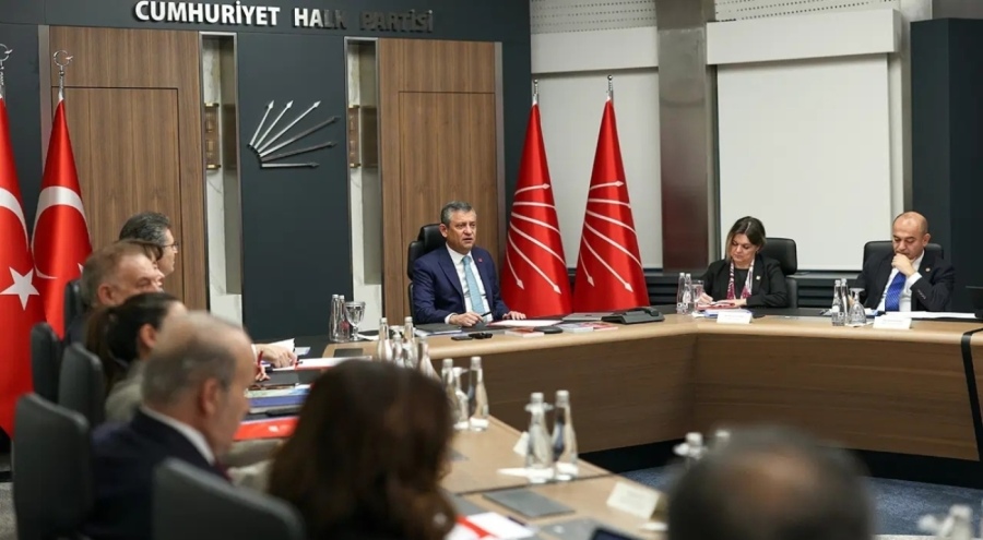 CHP'de yeni MYK, Özgür Özel başkanlığında toplandı
