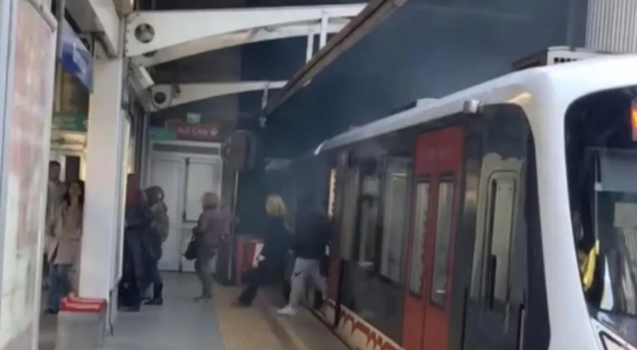 İzmir'de metro vagonu raydan çıktı