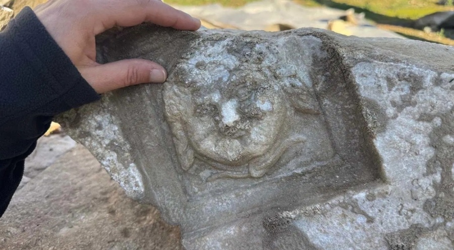 Bartın'da 'gülümseyen Medusa' figürü bulundu