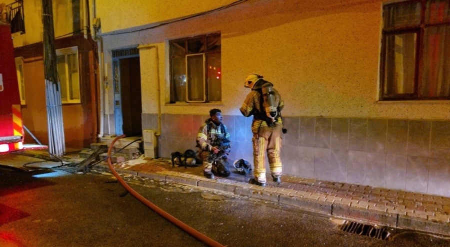 Bursa'da 3 katlı binada çıkan yangın söndürüldü