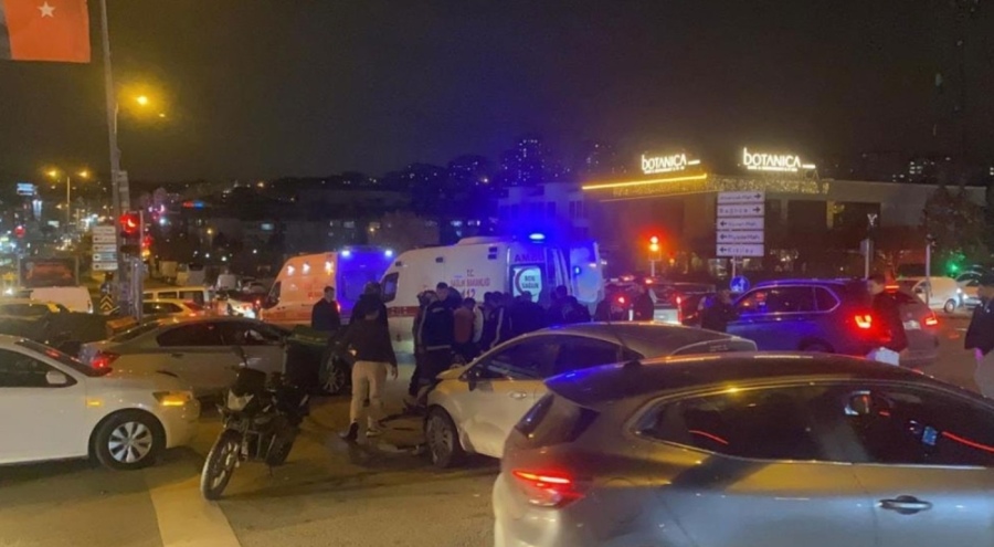 Ankara'da otomobil, iki motosiklete çarptı