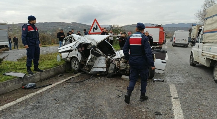 Kamyona çarpan otomobil hurdaya döndü
