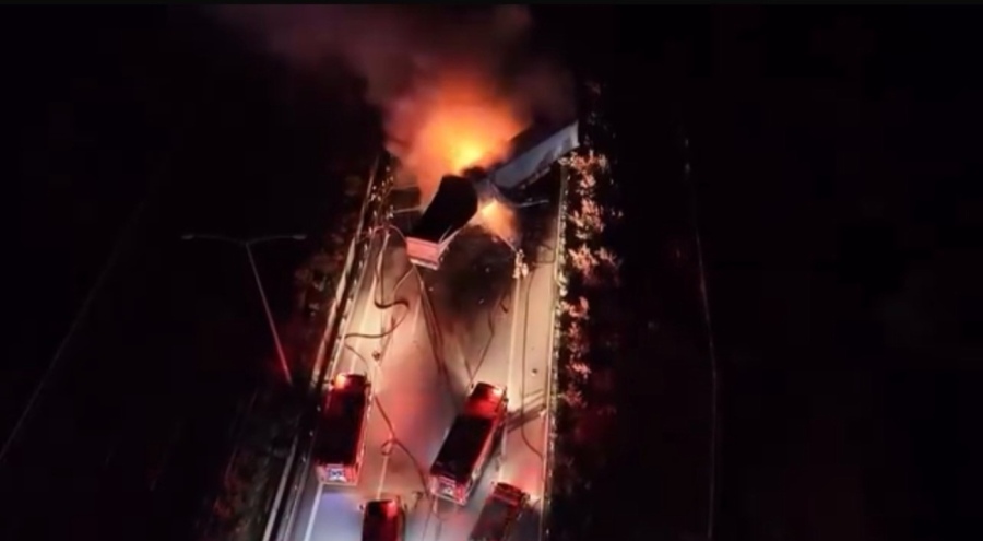 Manisa'da kaza yapan tırlar alevlere teslim oldu