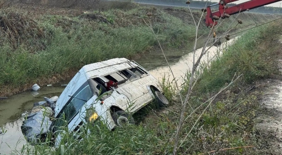 Minibüs sulama kanalına devrildi: Çok sayıda yaralı var!