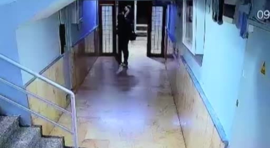 Güllü'nün kızının arkadaşı ile birlikte bavullarla binadan çıktığı anlara ilişkin görüntü ortaya ...