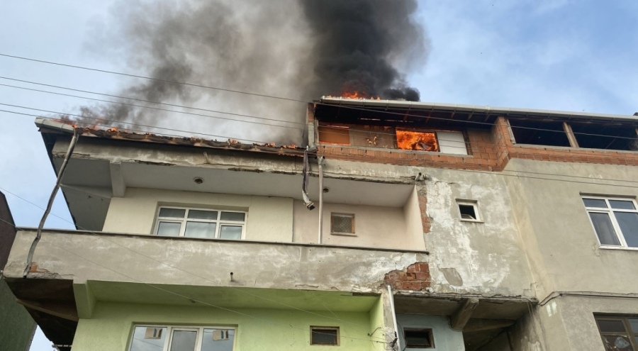 Tekirdağ'da bir evin çatı katı alev topuna döndü