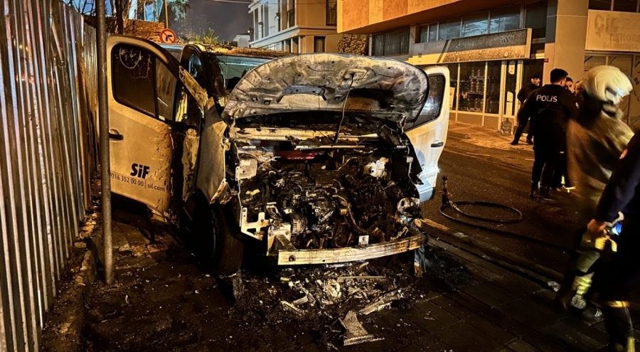 İstanbul'da park halindeki araç alevlere teslim oldu