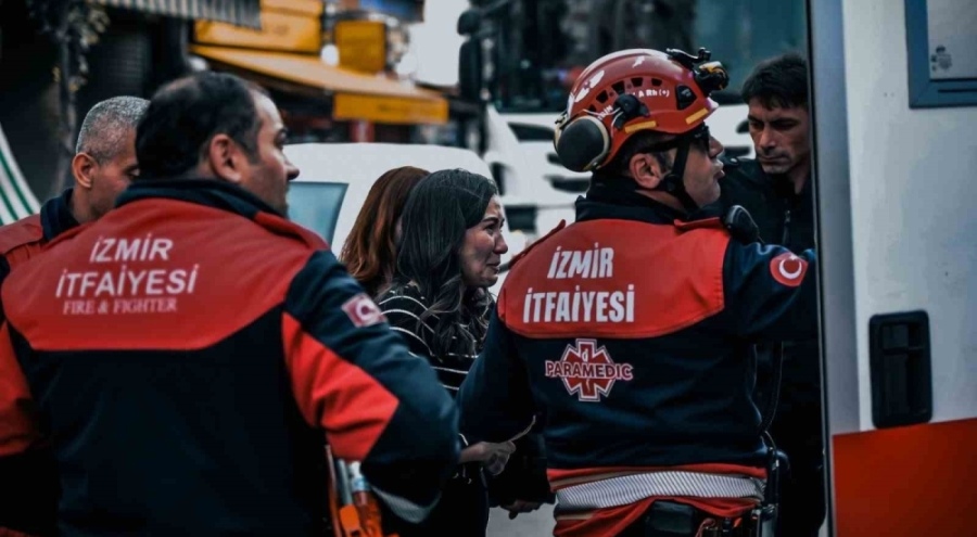 İzmir'de bir iş hanında yangın çıktı! İtfaiye 12 kişiyi kurtardı