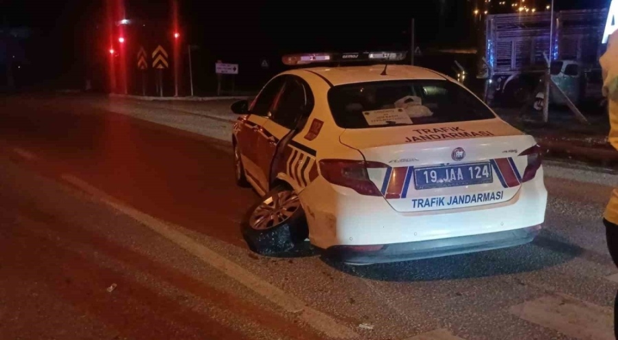 Kırmızı ışıkta zincirleme kaza: 2 jandarma personeli yaralandı