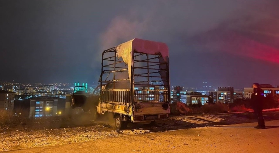 Park halindeki kamyonette yangın çıktı