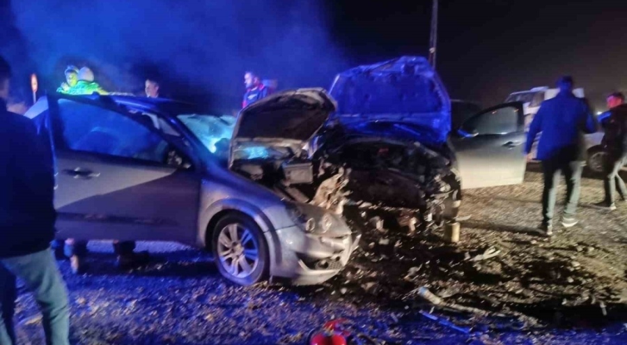 İki otomobil çarpıştı: Çok sayıda yaralı