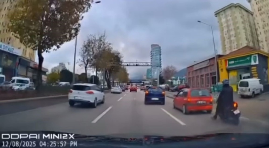 Bursa'da motosikletli sürücü ölümden döndü! O anlar kameraya anbean yansıdı...